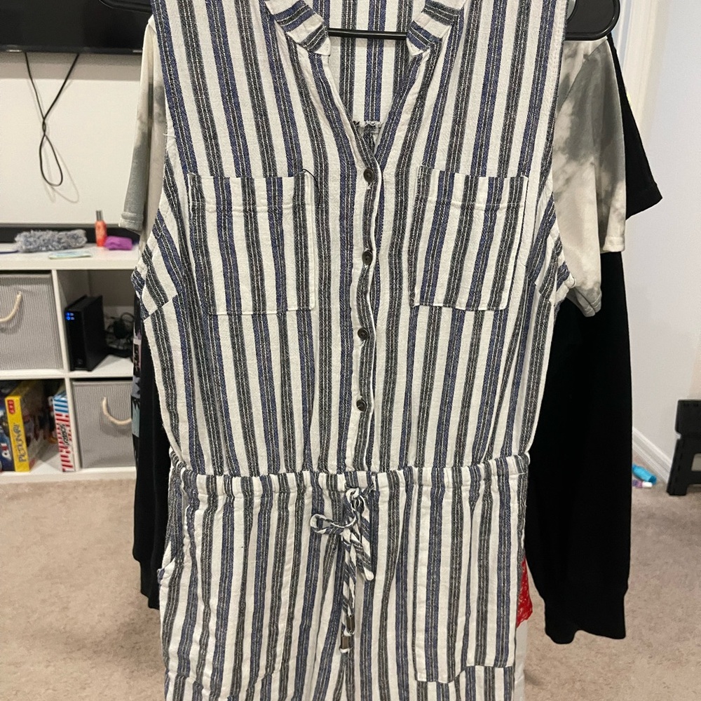 Short jumper. Stripes black and white and sleeveless